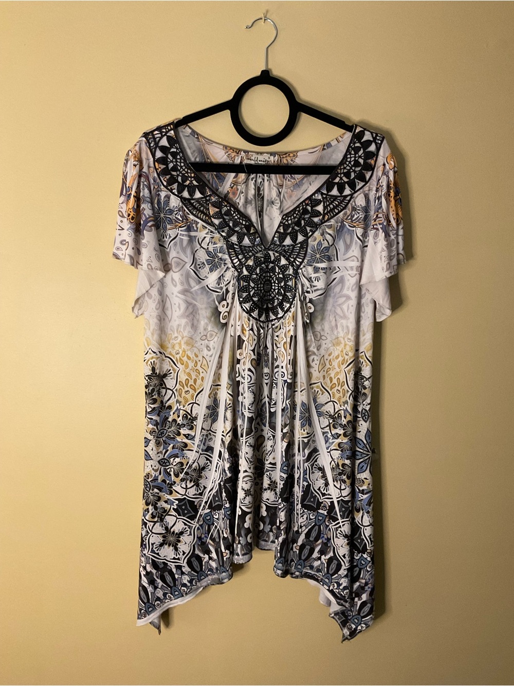 World Unity Y2K Women's White and Blue Printed V-Neck Tunic Top